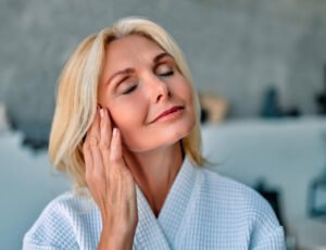 Porträt einer älteren Dame mit wenigen Gesichtsfalten