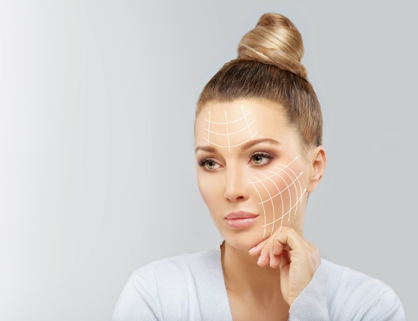 die Richtung der Gesichtsfalten einer Frau