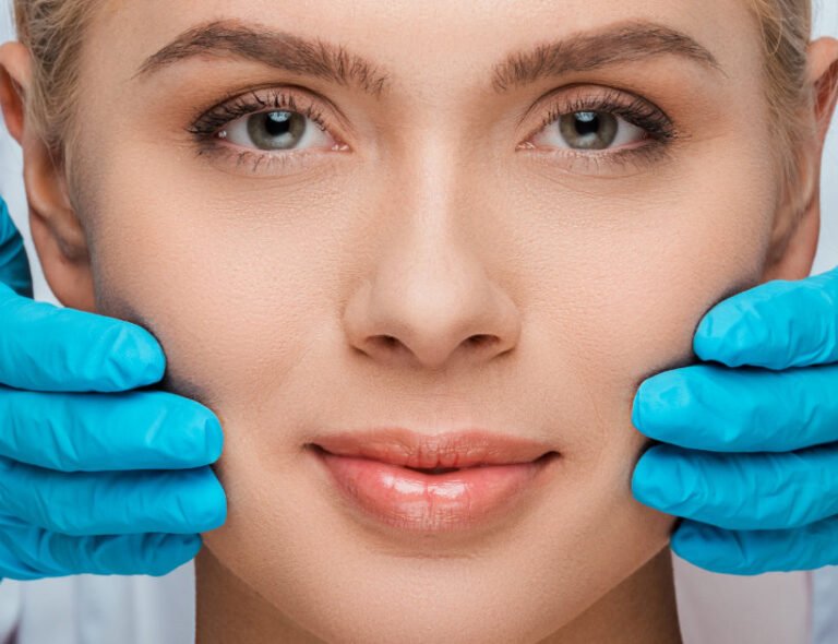 Das Gesicht einer Frau zwischen zwei Händen gehalten