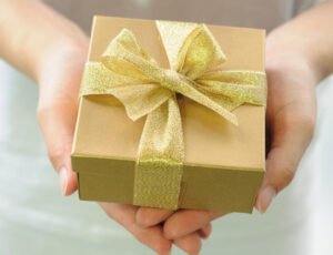 Nahaufnahme von Händen, die ein Geschenk halten
