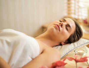 das Bild einer Frau, die auf einem Bett liegt