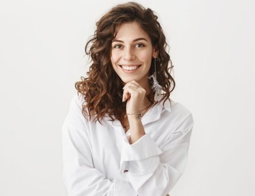 Porträt einer modernen und glücklichen Frau